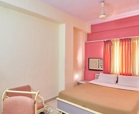 Hotel Aditya Radźkot Zewnętrze zdjęcie