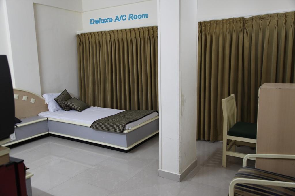 Hotel Aditya Radźkot Zewnętrze zdjęcie